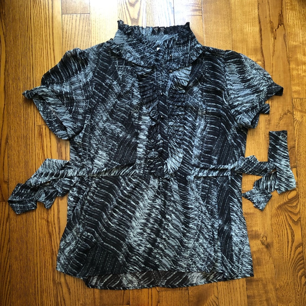 BLOUSE Women’s Short-Sleeve Ruffle Neck Blouse in Black and Gray